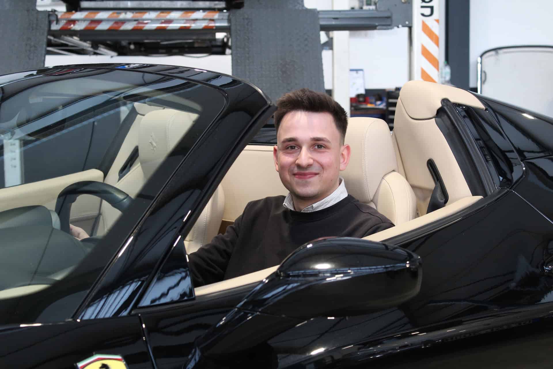 Lukas Schembecker in der Esdar-Werkstatt